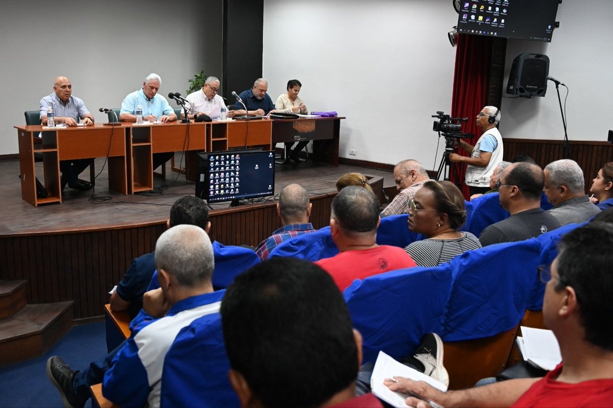 🚨| El presidente Miguel Díaz-Canel Bermúdez llegó a la Empresa Eléctrica de La Habana, para chequear la situación de la capital ante las intensas lluvias y las tormentas locales severas. #LoQueNosUneCompromiso