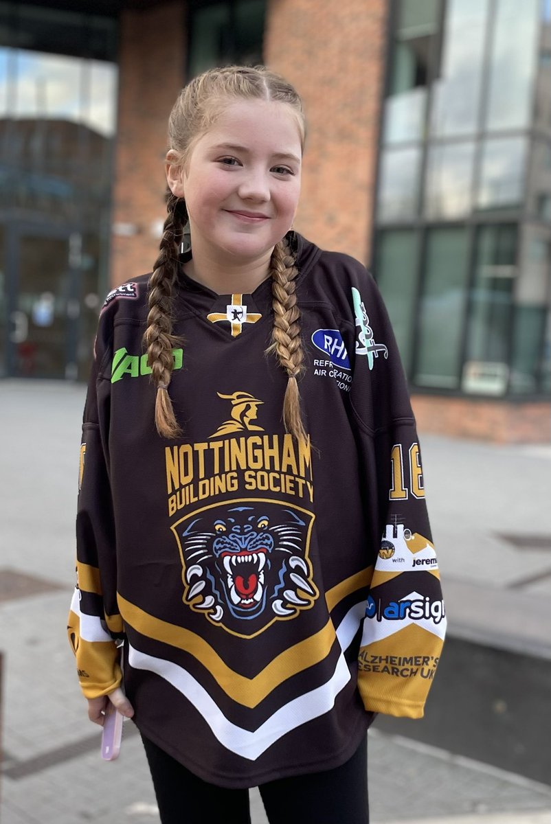 DE1_Dan's tweet photo. Birthday girl Edith Moore, 10 this month celebrating at the Nottingham Panthers https://t.co/vMVMgpUMUd