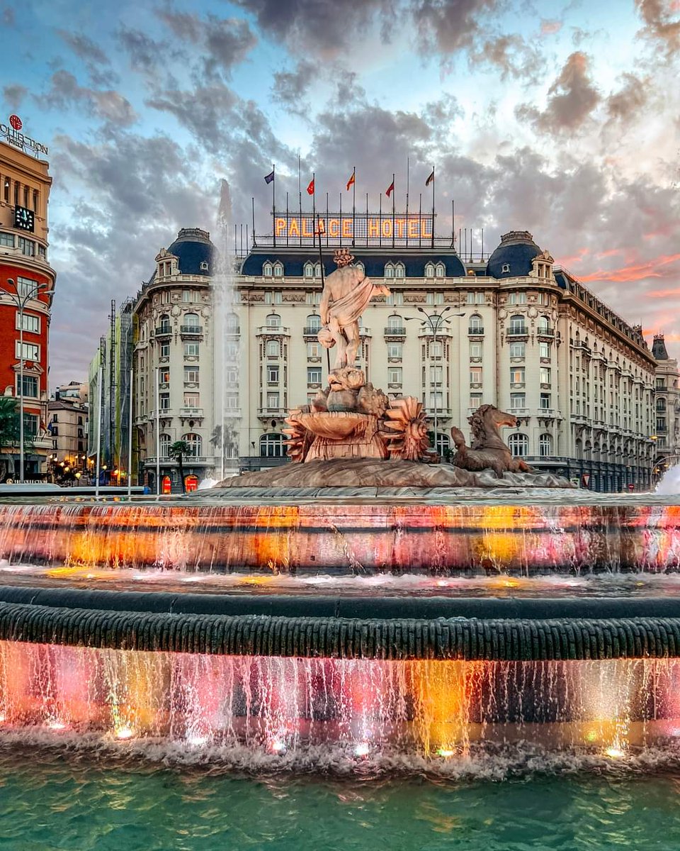 El Hotel Westin Palace destaca por su estilo parisino de la Belle Époque. ¡Un lugar perfecto donde alojarse en el centro de la ciudad! 

📍 Pl. de las Cortes, 7, Centro, Madrid

#VisitaMadrid #Madrid