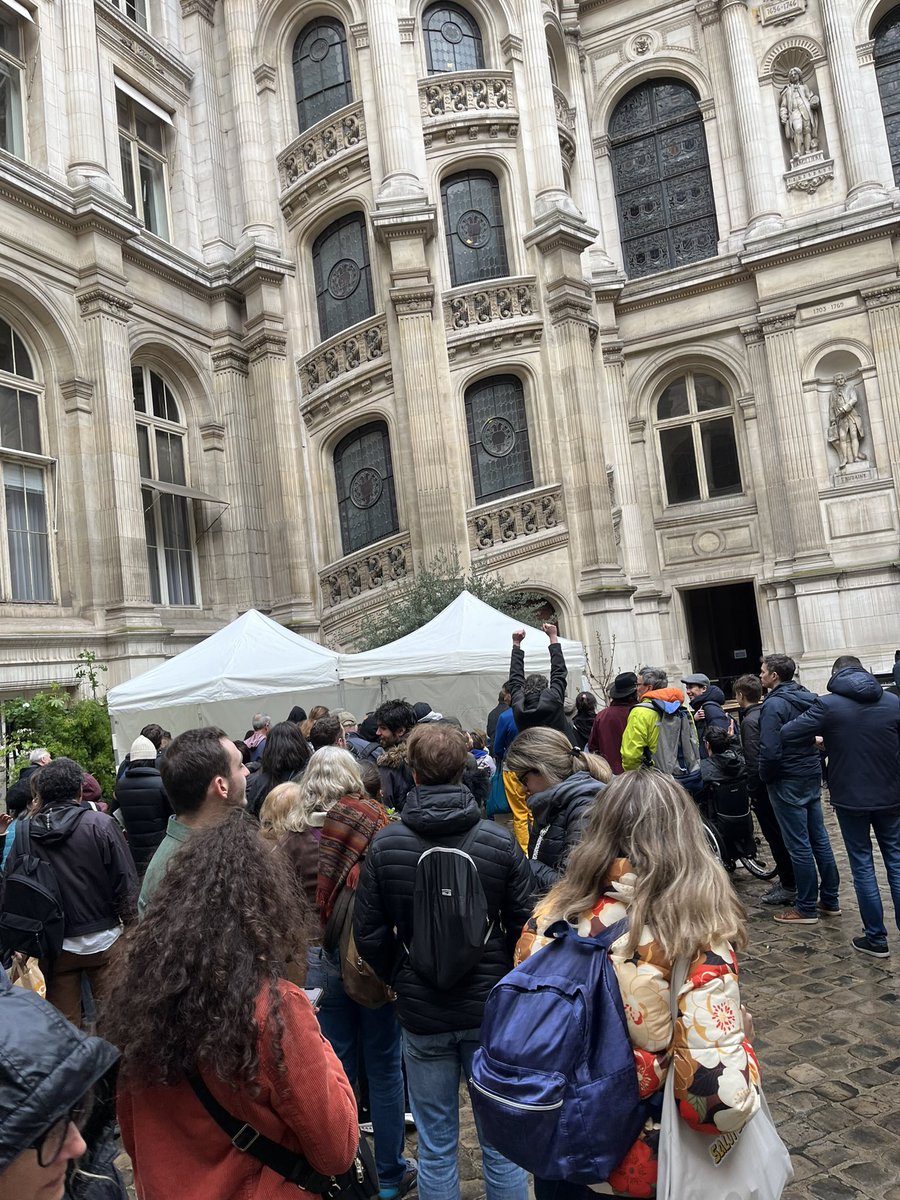 L’Hôtel de Ville de @paris était ouvert au public pour fêter 10 ans de transformation de la ville ! 👉 Animations pour tous les âges 👉 Convivialité et échanges 👉 Rencontre avec les élu-es et les personnels de la ville Bravo pour cette belle manifestation 👏