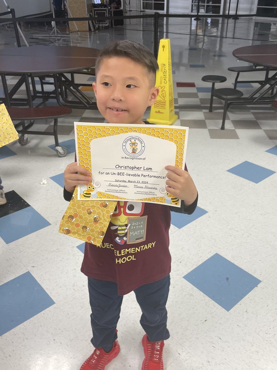 Greg_M_Hatch's tweet image. All the way to the elimination round! Great job Christopher!  Top 5 🐝🐝 Proud of you ☀️ #TeamSISD #MathBee