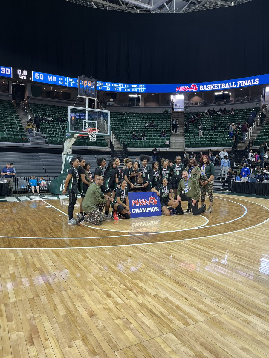 therealepap's tweet image. And the trophy is coming back home to #LakerNation.  Congratulations Lakers on the Division 1 State Championship!!!!