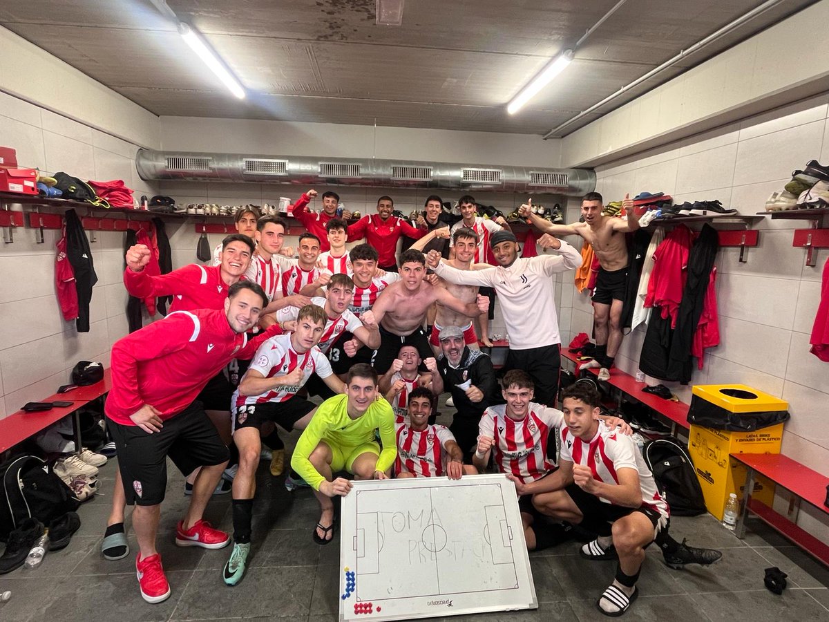 PROMESAS | 😄 Caras de alegría en el vestuario blanquirrojo tras el triunfo ante la Oyonesa. 

#CanteraUDLog