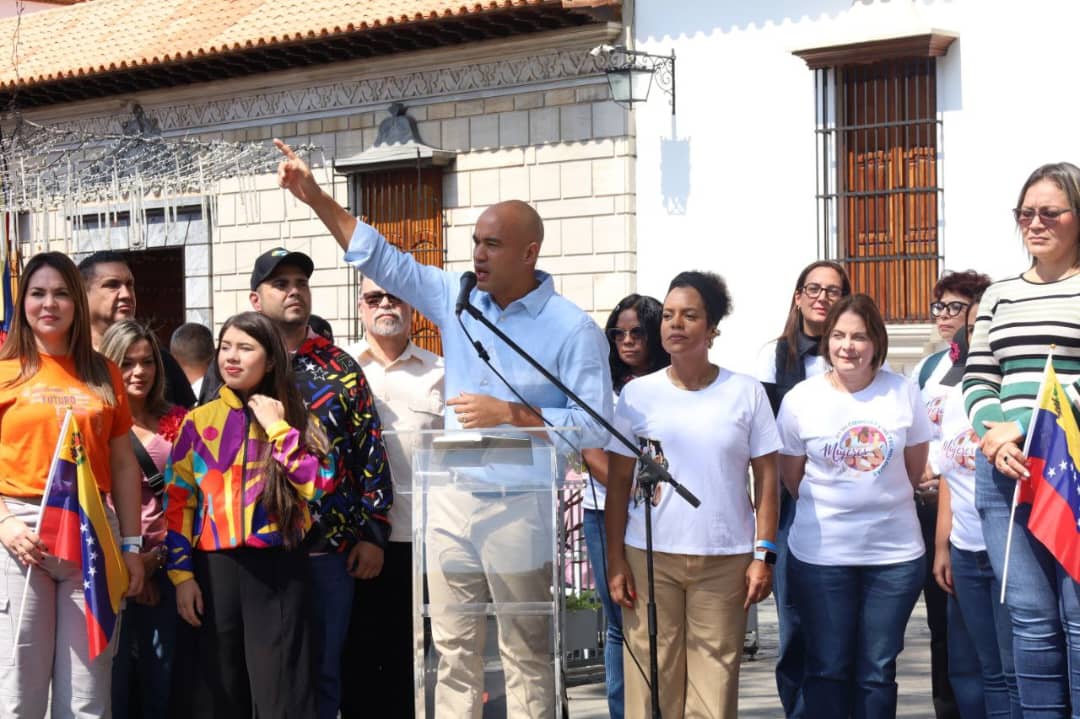 Nació en Venezuela el movimiento Futuro y hemos inscrito a @NicolasMaduro como nuestro candidato a las presidenciales 2024. 🇻🇪 Futuro es un espacio de encuentro, donde todas las venezolanas y venezolanos que quieran construir la paz y la unidad son bienvenidos. Somos el…