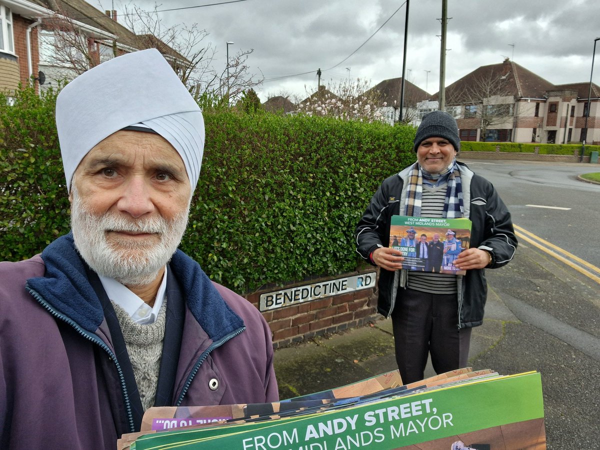 Team Bablake Cllr Jandu @JanduTarlochan with @TariqMumtaz5 out in Cheylesmore delivering election material for Andy Street Mayor of West Midlands Combined Authority.