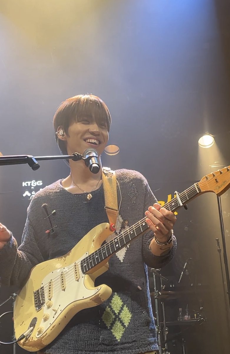 yoshi_eeeeeee's tweet photo. 팬들떼창듣는 주혁이 표정 
아니어떻게 이렇게까지 팬을 사랑스럽게 볼 수 있는거임 이주혁 ㅁㅊㅠㅜㅠㅠㅠㅠㅠㅠ https://t.co/jIF5GGVyY2
