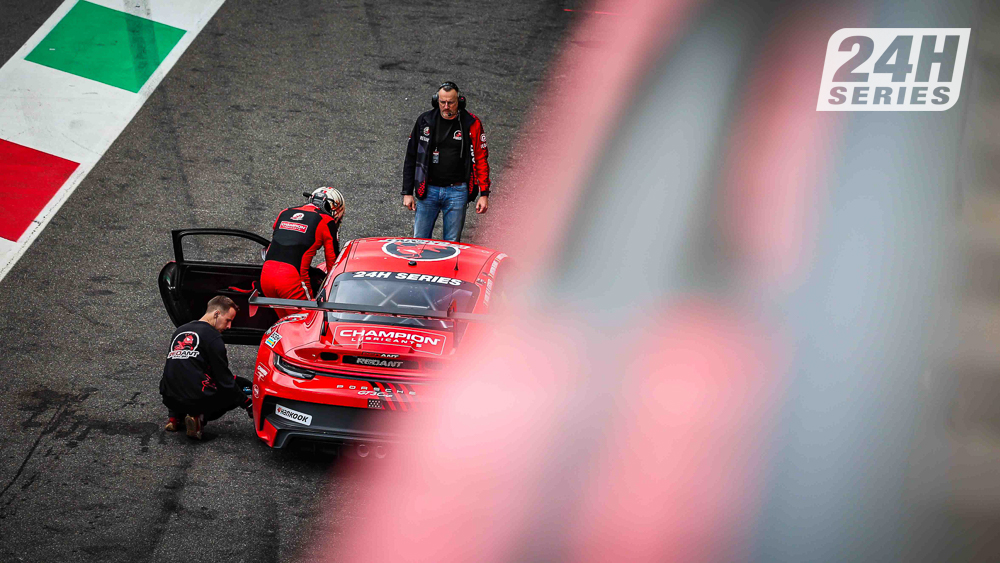 24HSERIES's tweet photo. #24HSERIES | And in 992 after 2hrs
1 #Neuhofer (985) - 1st, Am
2 #RedAnt (904)
3 #Orchid (963)
4 Centri Porsche Ticino (912)
5 #RedAnt (903)
Results (https://t.co/y5XJkf5bN0) and per class (https://t.co/PeFJUJ7sJK)
#12HMUGELLO https://t.co/toGNqzV5l8