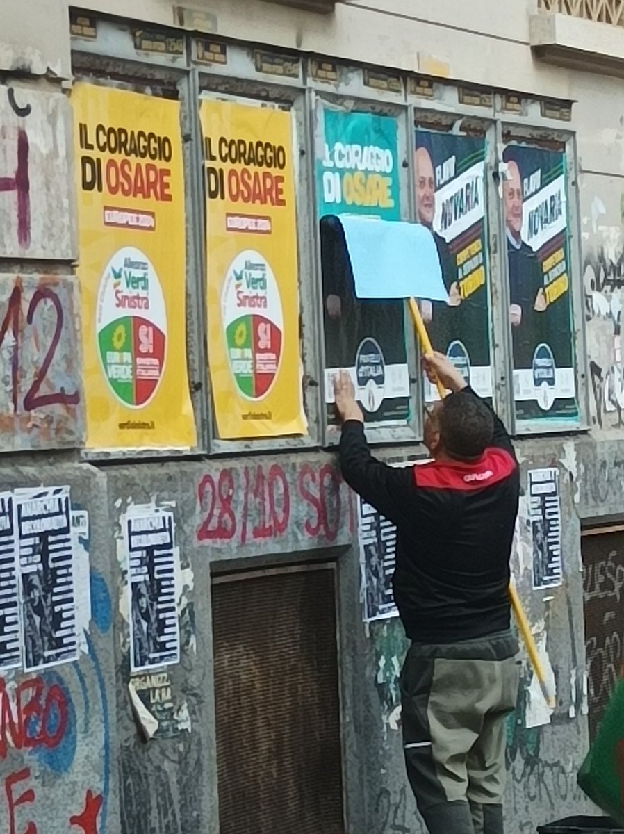 #ilcoraggiodiosare dell'attacchino che in pieno giorno davanti a Palazzo Nuovo stacca i manifesti di #AlleanzaVerdiSinistra e il copre con quelli di FdI #elezioniregionaliPiemonte #ElezioniEuropee #UniTo