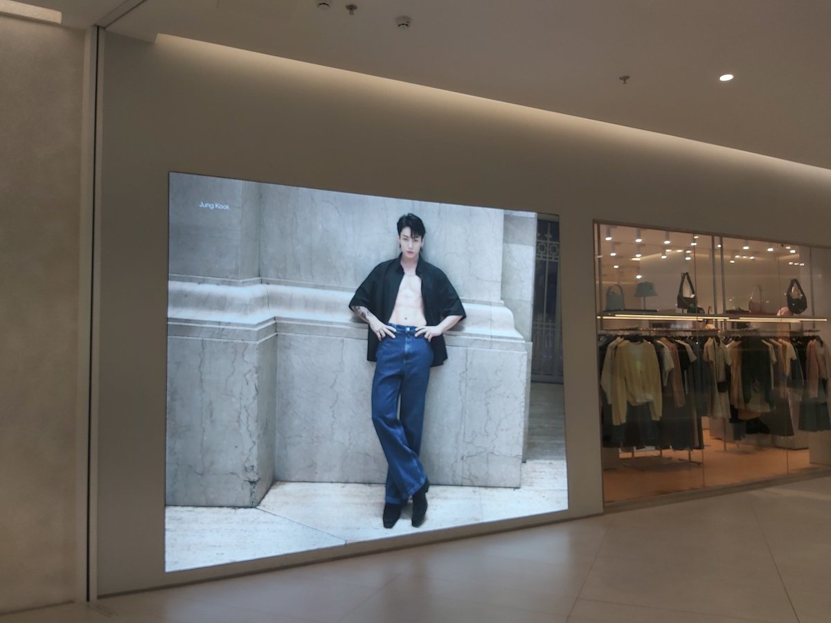 JKMagicVN_'s tweet photo. Check-in with Jung Kook for Calvin Klein SS24 in Lotte Mall West Lake, Hanoi, Vietnam 🇻🇳

#JUNGKOOKxCALVINKLEIN https://t.co/hBURySHhMF
