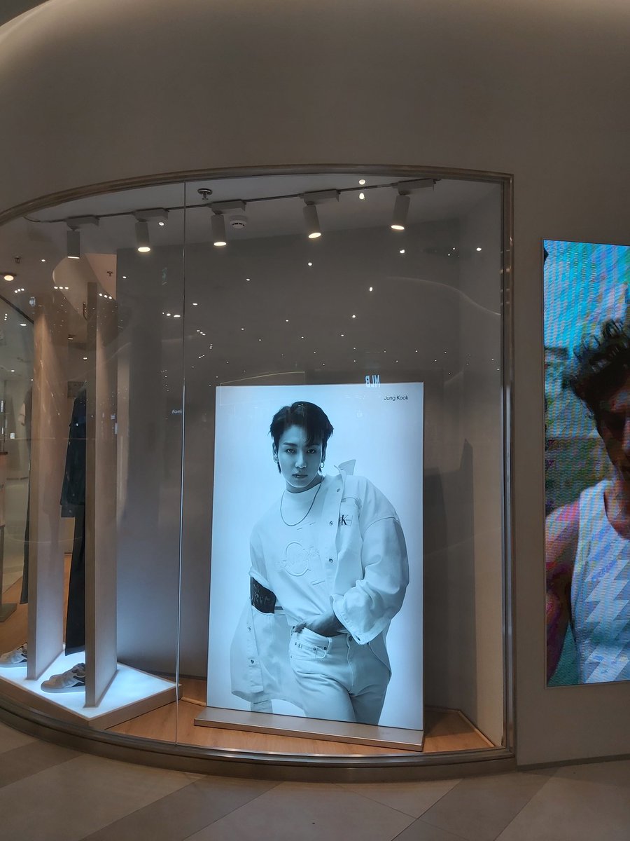 JKMagicVN_'s tweet photo. Check-in with Jung Kook for Calvin Klein SS24 in Lotte Mall West Lake, Hanoi, Vietnam 🇻🇳

#JUNGKOOKxCALVINKLEIN https://t.co/hBURySHhMF