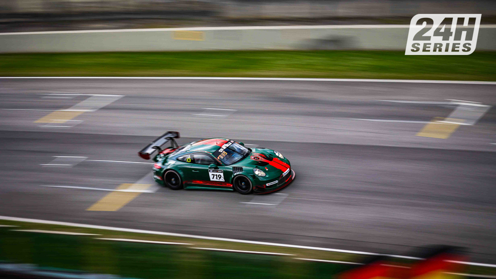 24HSERIES's tweet photo. #24HSERIES | And in GT4 after 2hrs

1 #Hofor #Bonk (431)
2 #LionspeedGP (424)
3 @buggyra_racing (416)
4 #PCRSport (418)

GTX - #9und11Racing (719)

Results (https://t.co/y5XJkf5bN0) and per class (https://t.co/PeFJUJ7sJK)

#12HMUGELLO https://t.co/rRePqAtfOZ