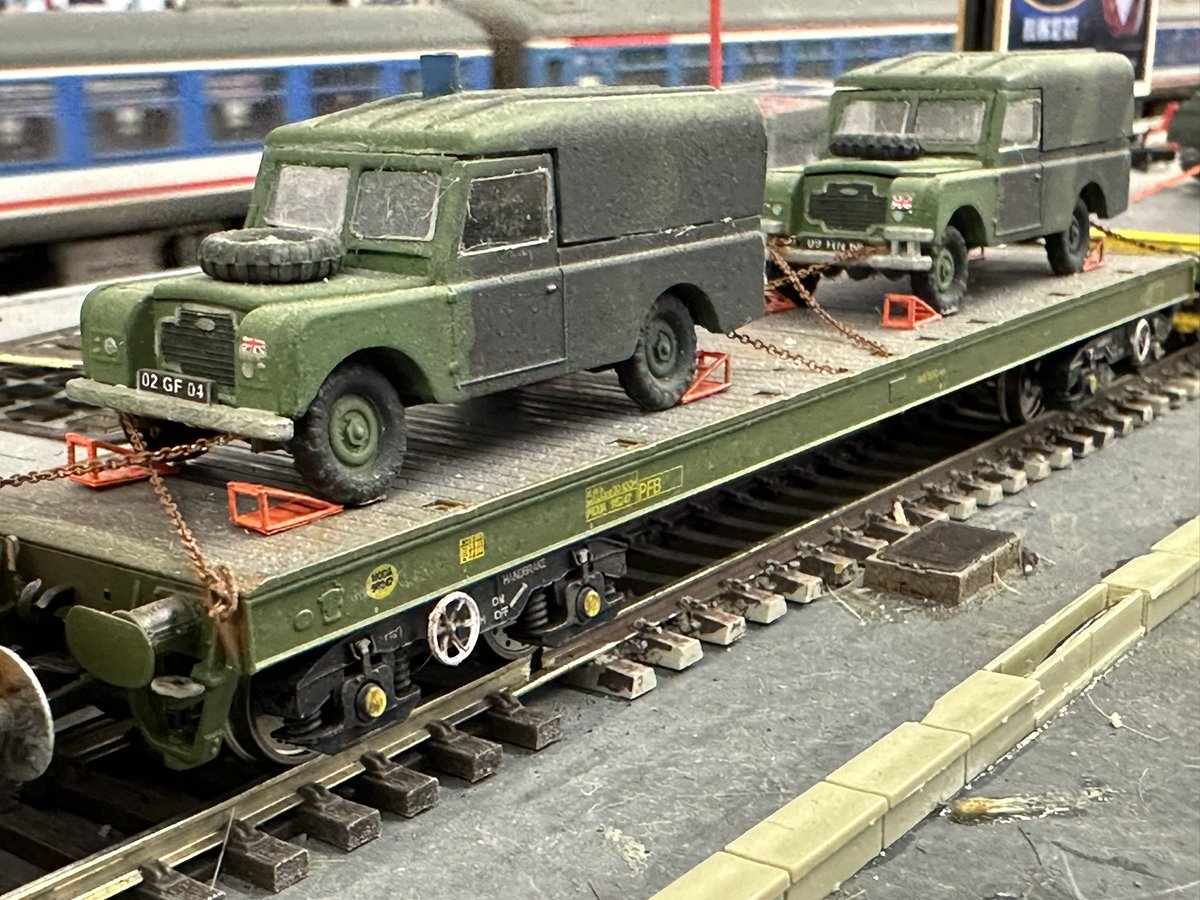 NSE_Latchmere's tweet image. 33106 and 33056 on the MoD train. #TwitterModelTrainShow #TMRGUK 

justgiving.com/page/twittermo…
