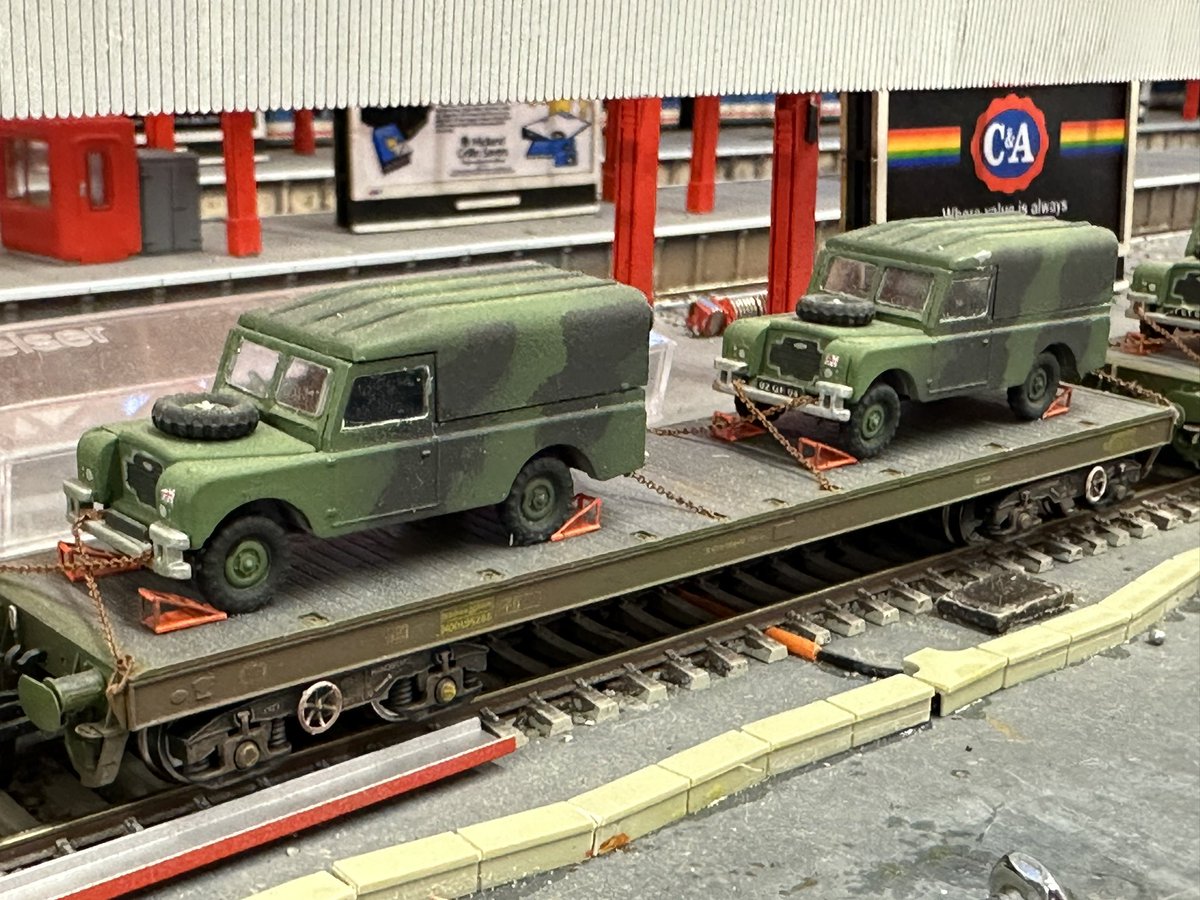 NSE_Latchmere's tweet image. 33106 and 33056 on the MoD train. #TwitterModelTrainShow #TMRGUK 

justgiving.com/page/twittermo…