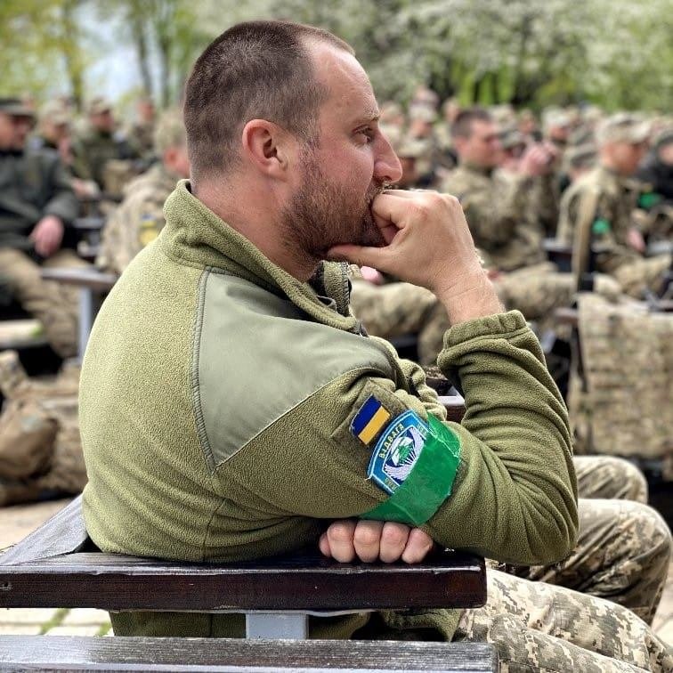 A THREAD OF MEMORIES OF THE WAR >> (1/) Here are some personal images and videos of the war. Let this thread begin with a tribute to my cousin Vasya, a captain in the Ukrainian Army - in combat and fighting for freedom since 2014 - a veteran of ten years of war...