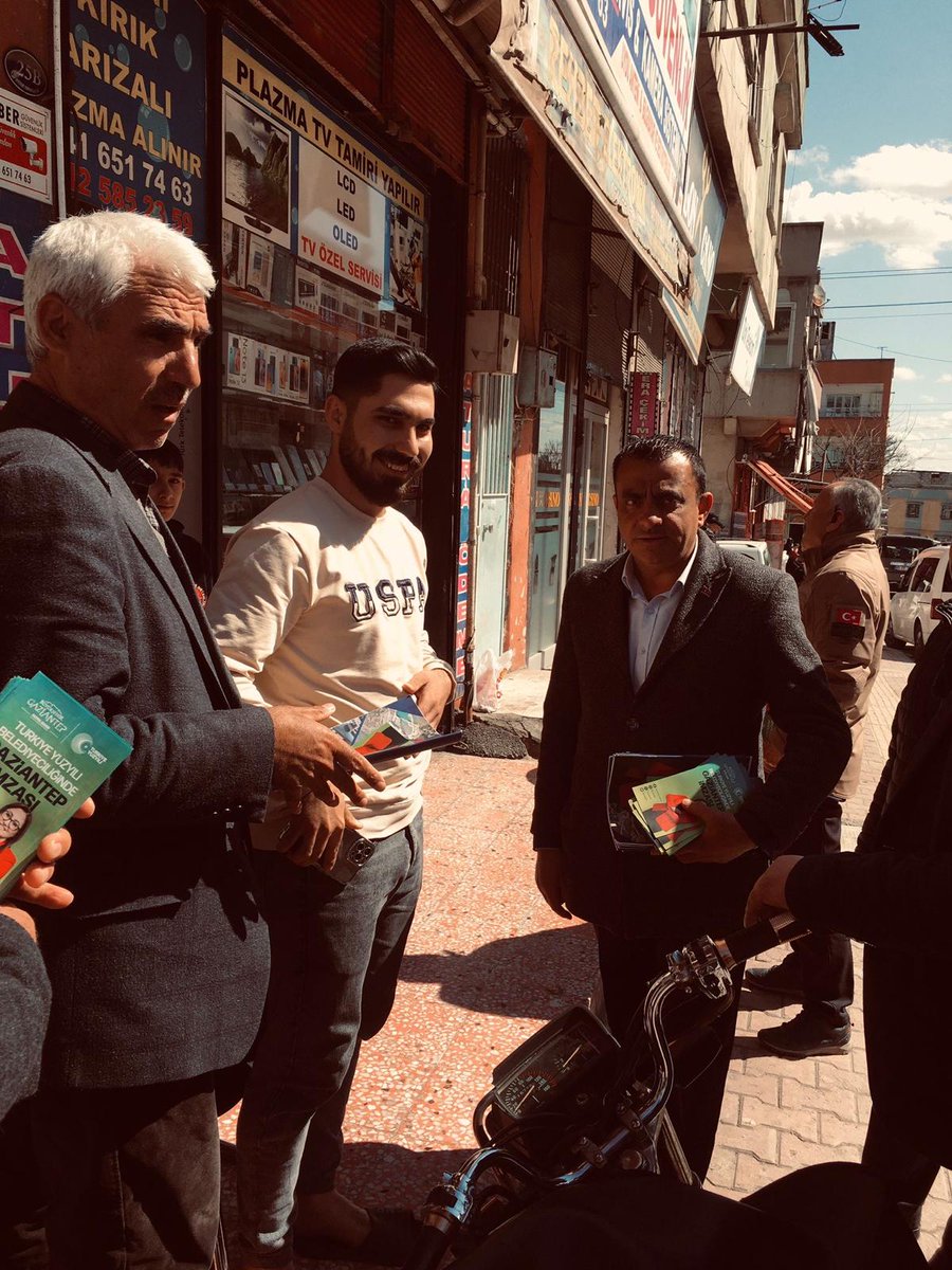 av_hasanteke27's tweet photo. Şehri karış karış gezmeye ahdimiz var...

 #HazırızKararlıyız 

@FatmaSahin Başkanımız  ile #GüçlüGaziantep için yollardayız.

Güçlü ekibimizle...
Tüm şehri geziyoruz.
Vatan ve Fırat mahallesindeyiz.... https://t.co/AUaBh2BgDj