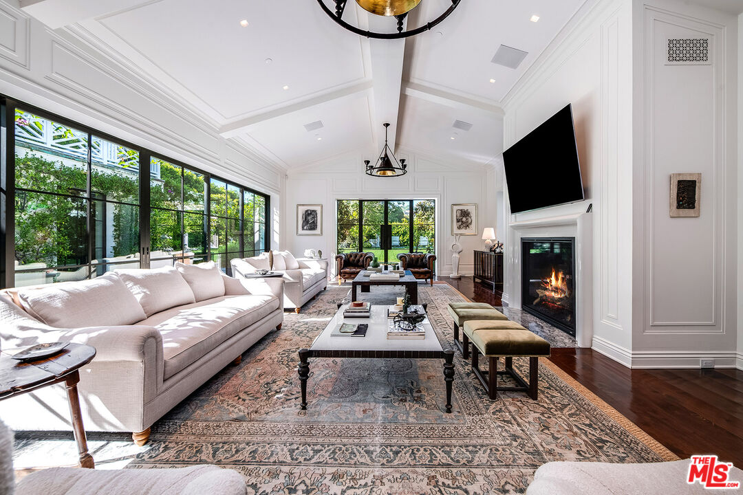 1028 Ridgedale offers with 24,325 sqft of #livingspace spread over several buildings; this unmatched #gem sits in one of #SouthernCalifornia's most desirable areas.

📍#BeverlyHills #CA
🏘 12 Beds, 9.5 Baths⁠, 24,325 sqft

Jade Mills | (310) 285-7508 | bit.ly/42ZIL7b