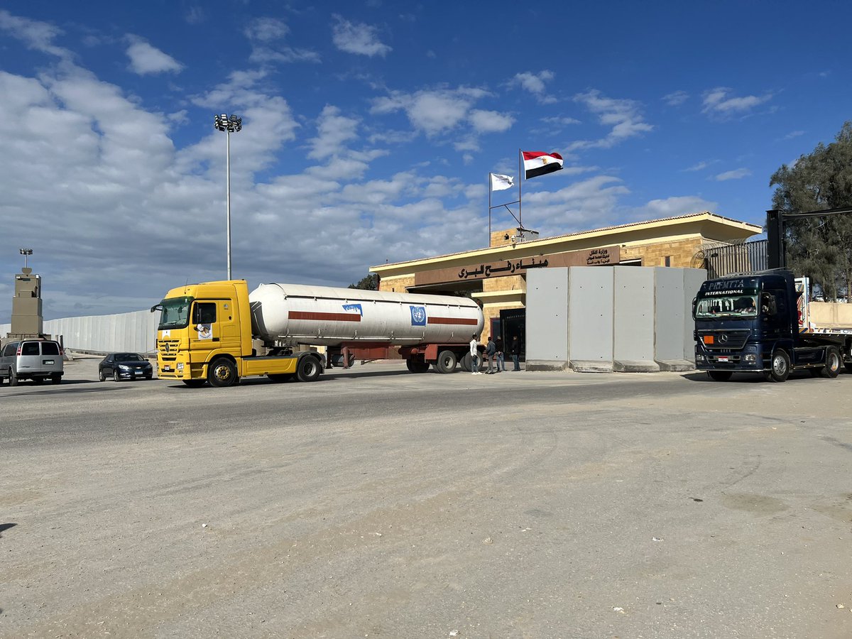 Anders Ladekarl (@andersladekarl) on Twitter photo Ægyptiske myndigheder oplyser, at der venter 7.000 lastbiler ved Rafah grænsen med hjælp til Gaza. I går fik 150 lov til at passere ! #dkpol #dkaid Ægyptiske myndigheder oplyser, at der venter 7.000 lastbiler ved Rafah grænsen med hjælp til Gaza. I går fik 150 lov til at passere ! #dkpol #dkaid