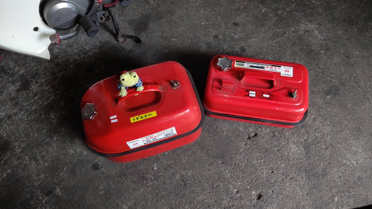 U119740725's tweet photo. 今日はいつもガソリンを入れているエネオスでEneKeyを作ってきました Rポイントカードも紐付けして便利だ🎵 4月からガソリン値上がりするかもだからガソリン携行缶に買ってきました 10Lと20L缶だけど、２つ持つと結構重い #ぬい撮り #かえるのピクルス #ピクルスザフロッグ #携行缶 #エネオス #EneKey https://t.co/Mk9oTzkvUM