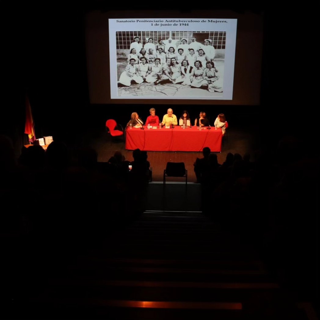 IUsegovia's tweet photo. 🔻Hoy hemos estado con familiares de presas de la cárcel de Segovia, que vivieron una doble represión: por su militancia y por ser mujeres

A pesar de las duras condiciones, las torturas y la brutal represión, siguieron luchando

✊🏻 Porque fueron, somos. Porque somos, serán https://t.co/CqfKEKhECR