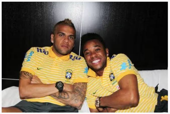 Dois Bolsobostinhas exemplo de Deus, Patria e Familia, sem contar com o CBOZO que está no quarto relacionamento.
Esses são exemplos da família tradicional dos gados patriotarios.