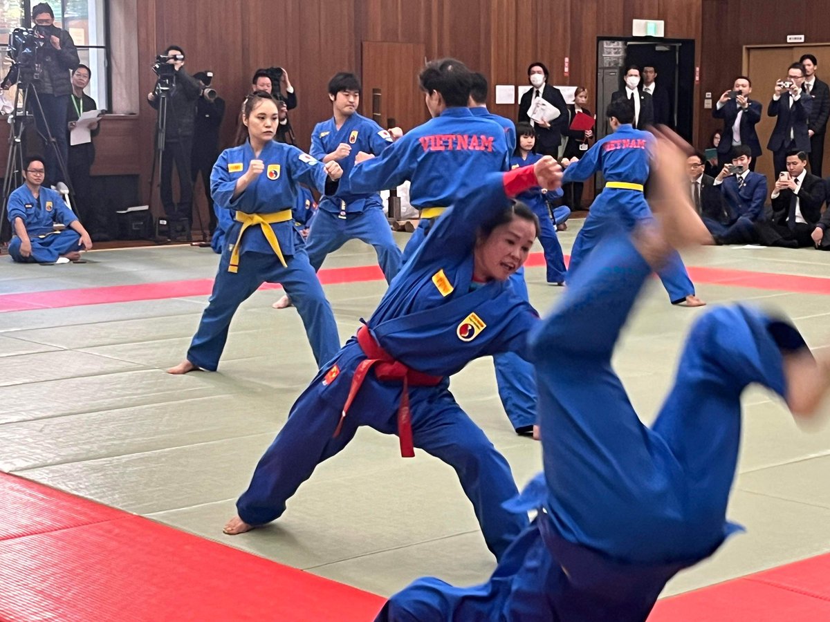 YOZOpine's tweet photo. ベトナム国家主席の前でベトナム代表チームと共にボビナムの演武をしました☆✨#日本・ベトナム伝統武道交流会　場所は日本一神聖な武道場の明治神宮の至誠館。日本は剣術や柔術を中心とした鹿島神流。礼節や作法を重んじていました。一方ボビナムはBGMがかかりアクションムービーのようでフレッシュ。 https://t.co/MD6XldyVfE