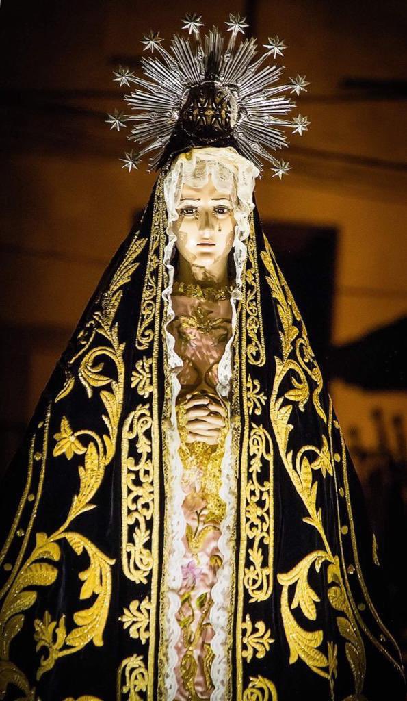 Esta noche volveremos a acompañar una vez más a la Stma. Virgen de la Soledad, imagen titular del Paso Negro, en la Procesión de la Curia por el casco antiguo de la ciudad.

Para nosotros es un honor seguir tus pasos “Al son de tu caminar”