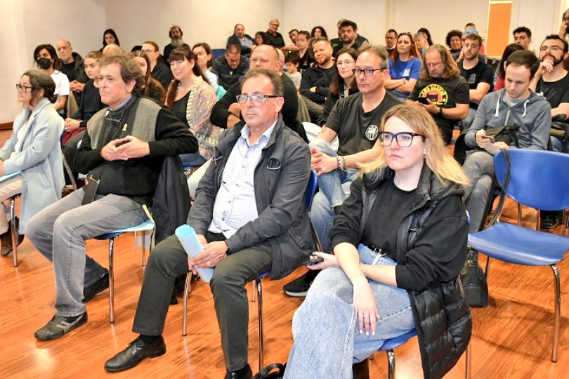 Els #Castellers del #PobleSec han presentat el logo i actes de celebració del 2️⃣5️⃣è aniversari de la colla al <a href="/CCElSortidor/">Centre Cívic El Sortidor</a>.🎂
Amb el lema #25Anys #alapoblesequina destaquen la diada que faran al Castell de Montjuïc, una exposició i un documental.
Moltes felicitats @bandarres !