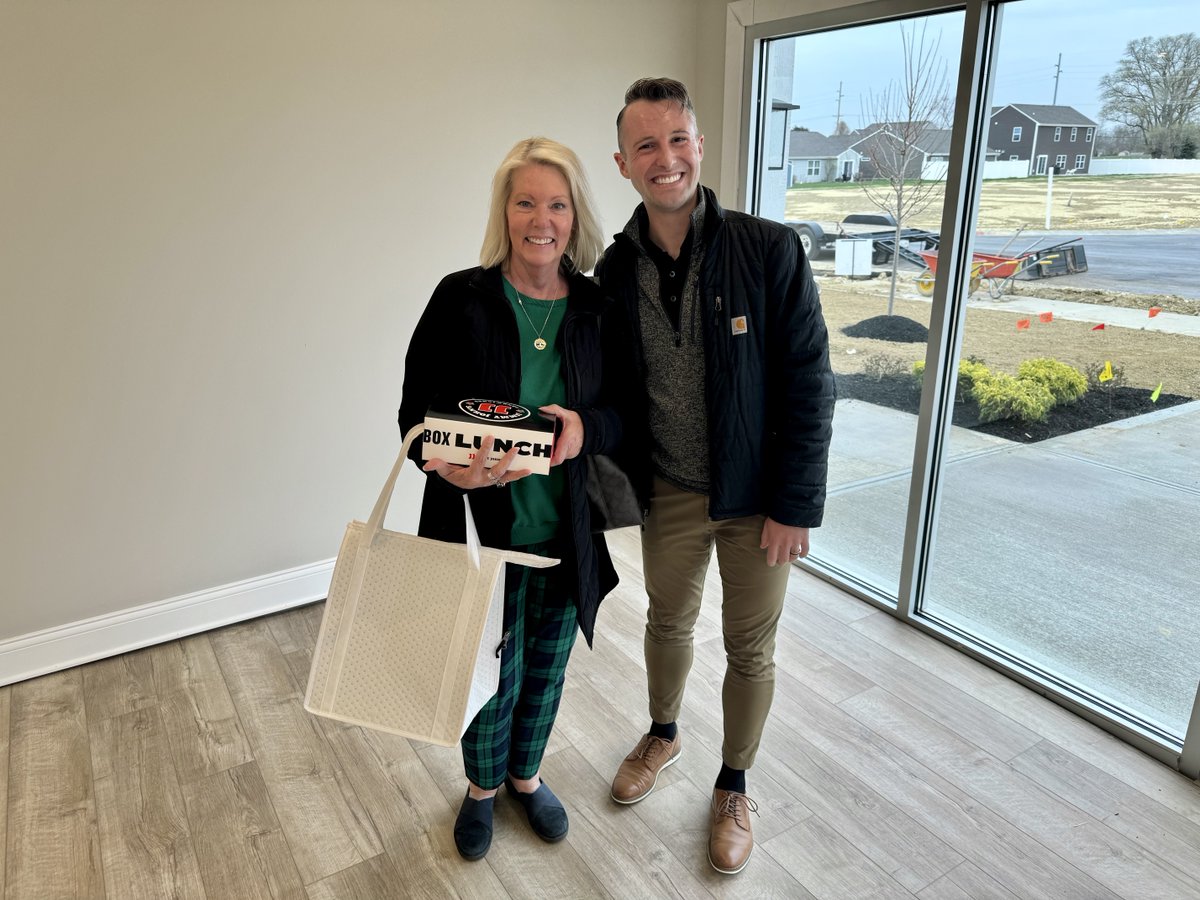 PyattBuilders's tweet photo. We were honored to host our VIP realtor partners Holly and Rusty Downey and Jennifer Andrews from Carpenter Realtors, along with Penny Akers from Hoosier Realtors, to get a peek of our upcoming Twelve Oaks Model Home.#TwelveOaks #MuddyBootsPreview #NewModelHome #ShelbyvilleHomes https://t.co/3WD9x7kEw1