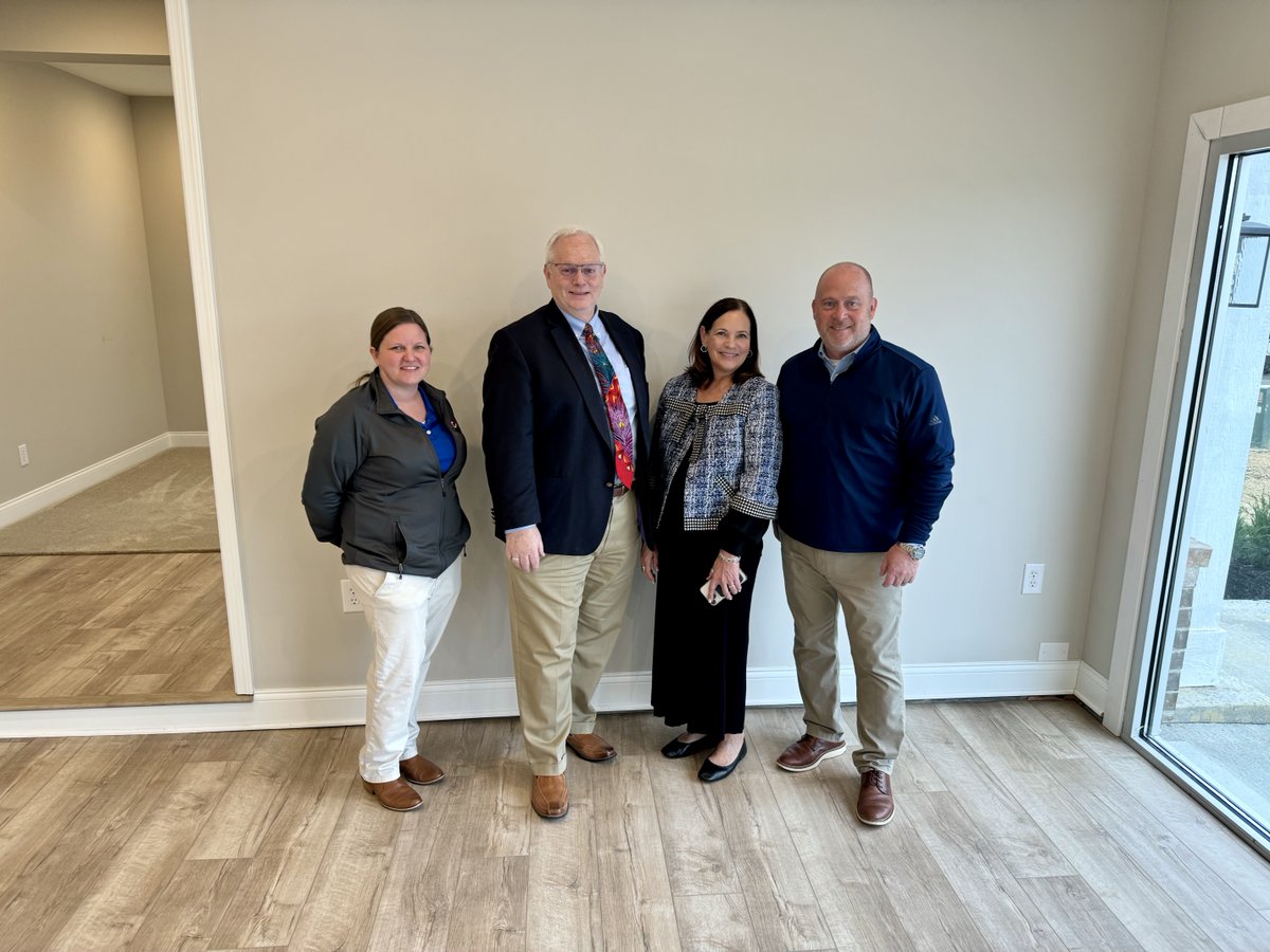 PyattBuilders's tweet photo. We were honored to host our VIP realtor partners Holly and Rusty Downey and Jennifer Andrews from Carpenter Realtors, along with Penny Akers from Hoosier Realtors, to get a peek of our upcoming Twelve Oaks Model Home.#TwelveOaks #MuddyBootsPreview #NewModelHome #ShelbyvilleHomes https://t.co/3WD9x7kEw1