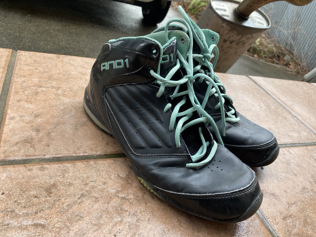 maroo3cod1's tweet photo. 高校の時のバッシュでてきた笑笑ここのメーカーもうやってないんだっけ？
めちゃ軽いけど着地の時足痛くなるからインソール変えたら化けた神バッシュ https://t.co/qRmWMCg8kG