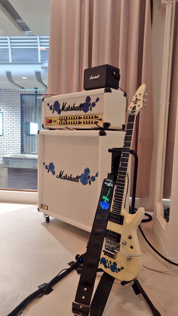 Taka_Lesser's tweet photo. ENTERARTの「CASE2024」へいってきた!!
コンテンポラリーダンスとYukiさんのギターを楽しんできました(^^)
Yukiさんの演奏2曲目でダンサーさん達とコラボもありステキな時間でした。
アンプも復活!
📸OK
Unkind Rain
Out of Swan Lake(YouTube投稿曲)
#ENTERART
#CASE2024
#Yuki #D_Drive https://t.co/AyX9BWOudz