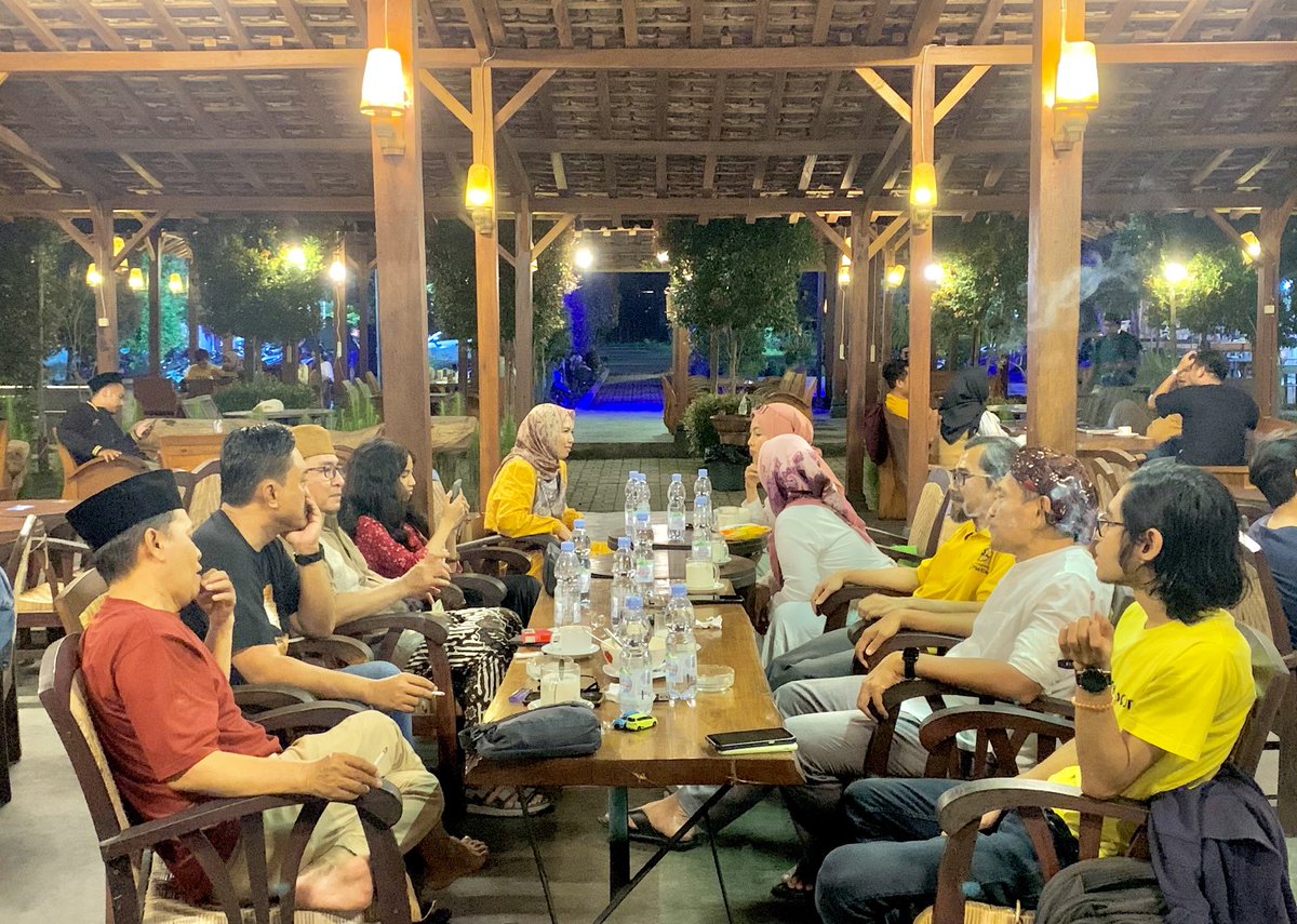 Wuih! <a href="/KAFElehaleha/">KAFELehaleha</a> nya Ndoro <a href="/edi_akhiles/">EDI AH IYUBENU</a> kedayohan priagung-priagung. 😍❤️

Wonten Gus <a href="/ulil/">Ulil Abshar-Abdalla</a> (dan tentu saja Mbak Admin, Ning <a href="/tsuroiya/">ienas Tsuroiya</a>), Pak Mas <a href="/Haisa_HS/">Hairus</a>, <a href="/anwarku_r/">anwar candi</a>, dkk.