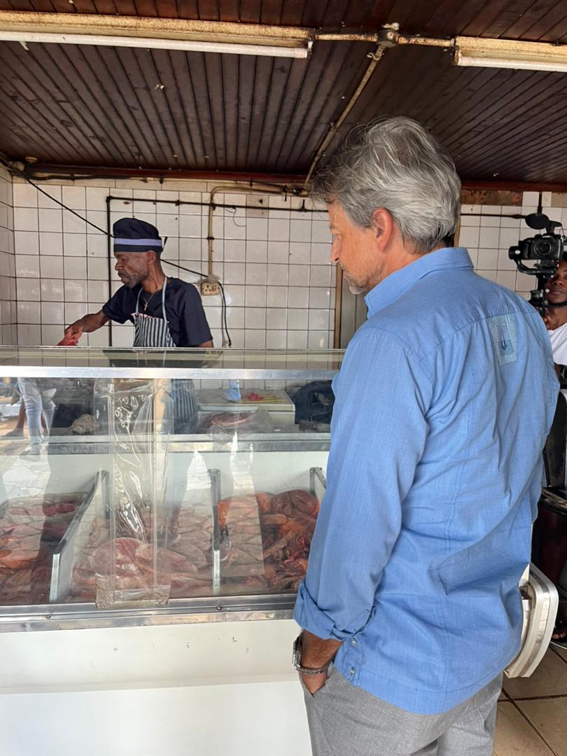 vonKirchmannEU's tweet photo. Preparations for the #AmbassadorsCookoffChallenge and #HighfiridziChallenge are in full swing!
 I just visited Highfields, the origin of the Highfiridzi dish to pick up some ingredients: tomatoes 🍅, onions🧅, covo🥬 meat 🍖 cooking oil 🪔 and mealie meal.  I also got some tips on how to make it tasty!
@TeamFuloZim  @KingJZim
@PeteVowles United Kingdom🇬🇧
@MVerwijk  Netherlands 🇳🇱 
@AusEmbZim Australia 🇦🇺 
@AristildeCanada Canada 🇨🇦 
@muradbaseer Pakistan 🇵🇰 
@vonKirchmannEU European Union 🇪🇺 
@cmendesg5 @WFP_Zimbabwe 
#Cook4aCause.