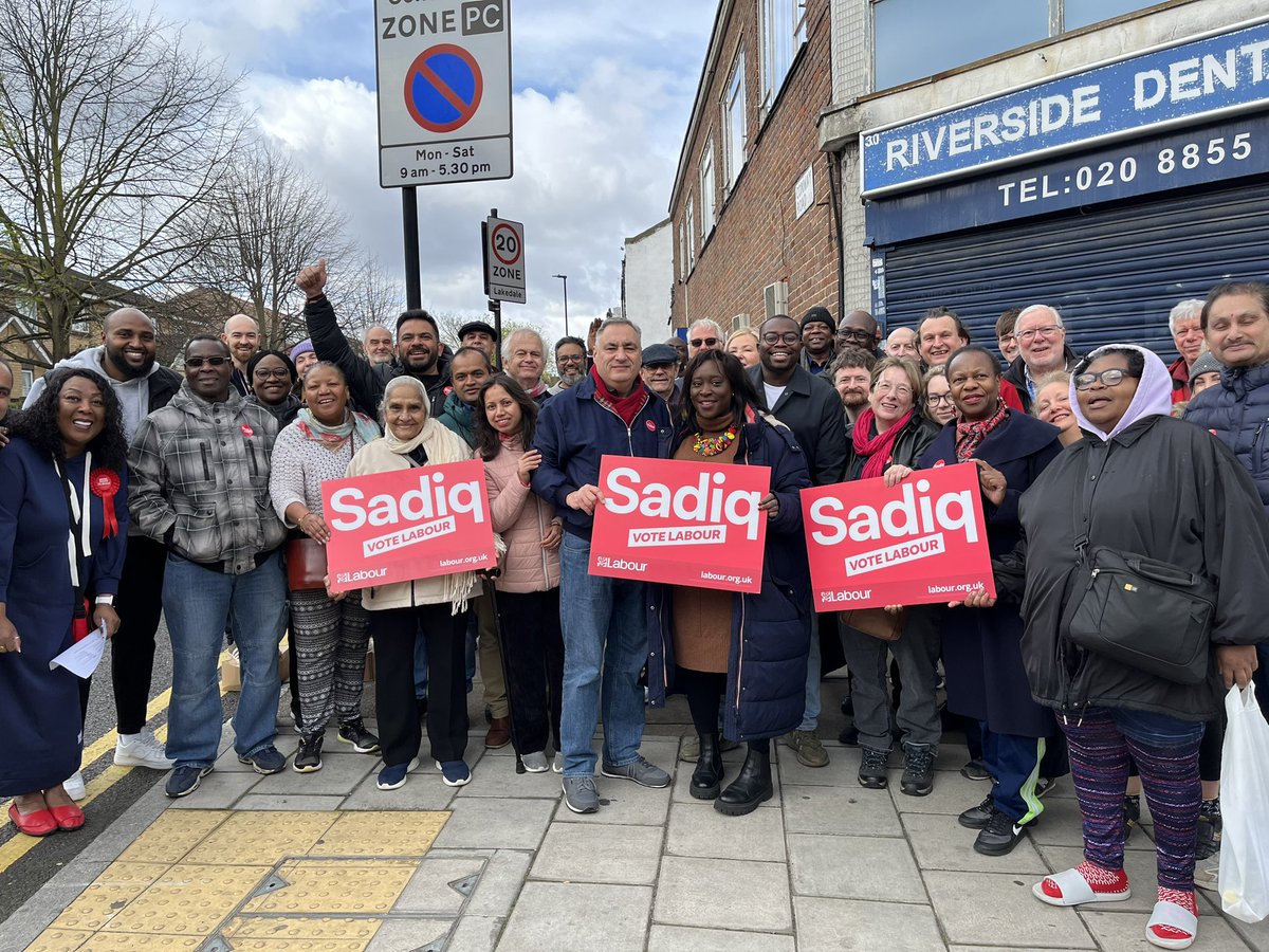 Our @E_TLabour Action Day in Plumstead & Glyndon with @abenaopp, @Len_Duvall & councillors. We're out speaking with residents about the Mayoral election & @SadiqKhan's ambition. 👉🏾 40,000 council homes 👉🏾 Freeze on TFL fares 👉🏾 Superloop 👉🏾 Free school meals 🌹#VoteLabour🌹