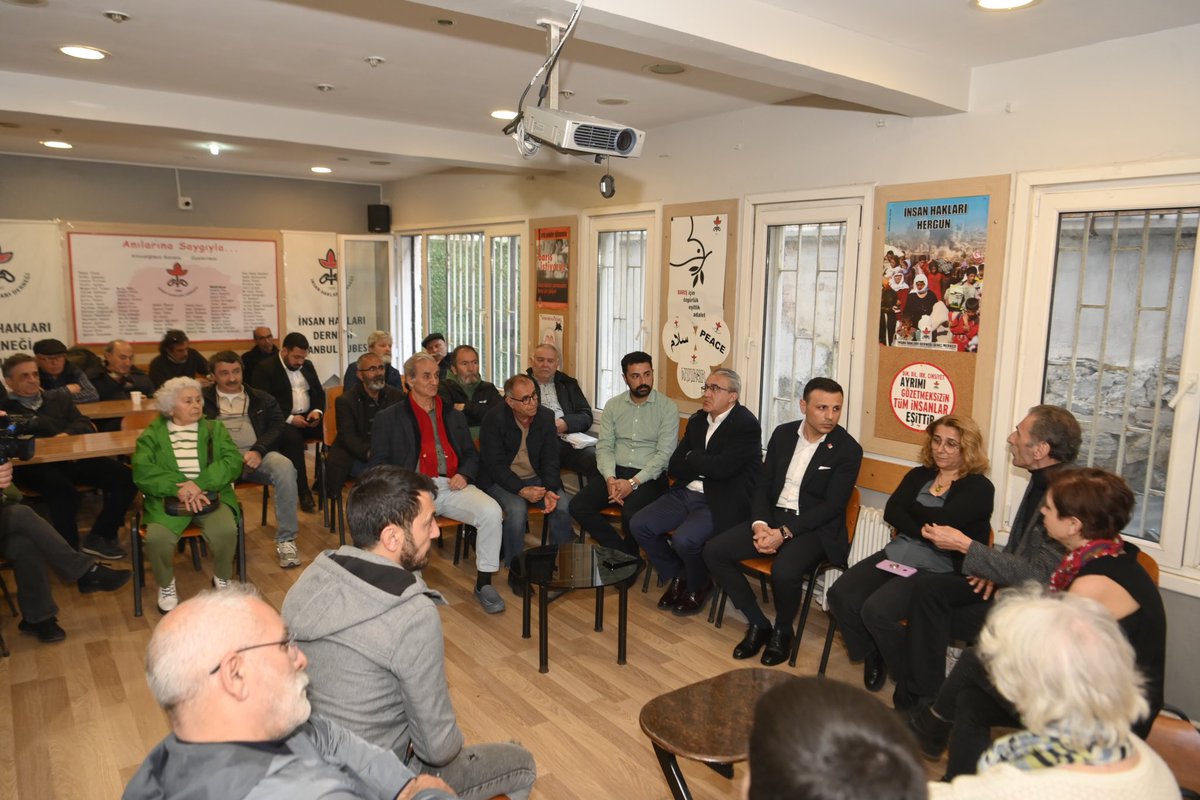 İl Başkanımız Özgür Çelik; İl Yöneticimiz Gökhan Akgül ve Beyoğlu İlçe Başkanımız Muharrem Bulut ile birlikte, 991 haftadır hak ve adalet mücadelesi veren Cumartesi Anneleri ile İnsan Hakları Derneği İstanbul şubesinde bir araya geldi.