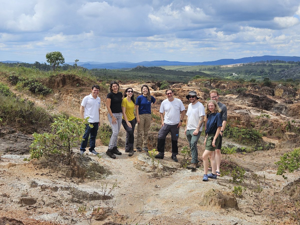 A wonderful week in Brazil's #LithiumValley with colleagues from @sgbgov and @GeologyLeics. Many thanks to @LithiumIonic #CBL and others for showing us around. So many #spodumene pegmatites to see!