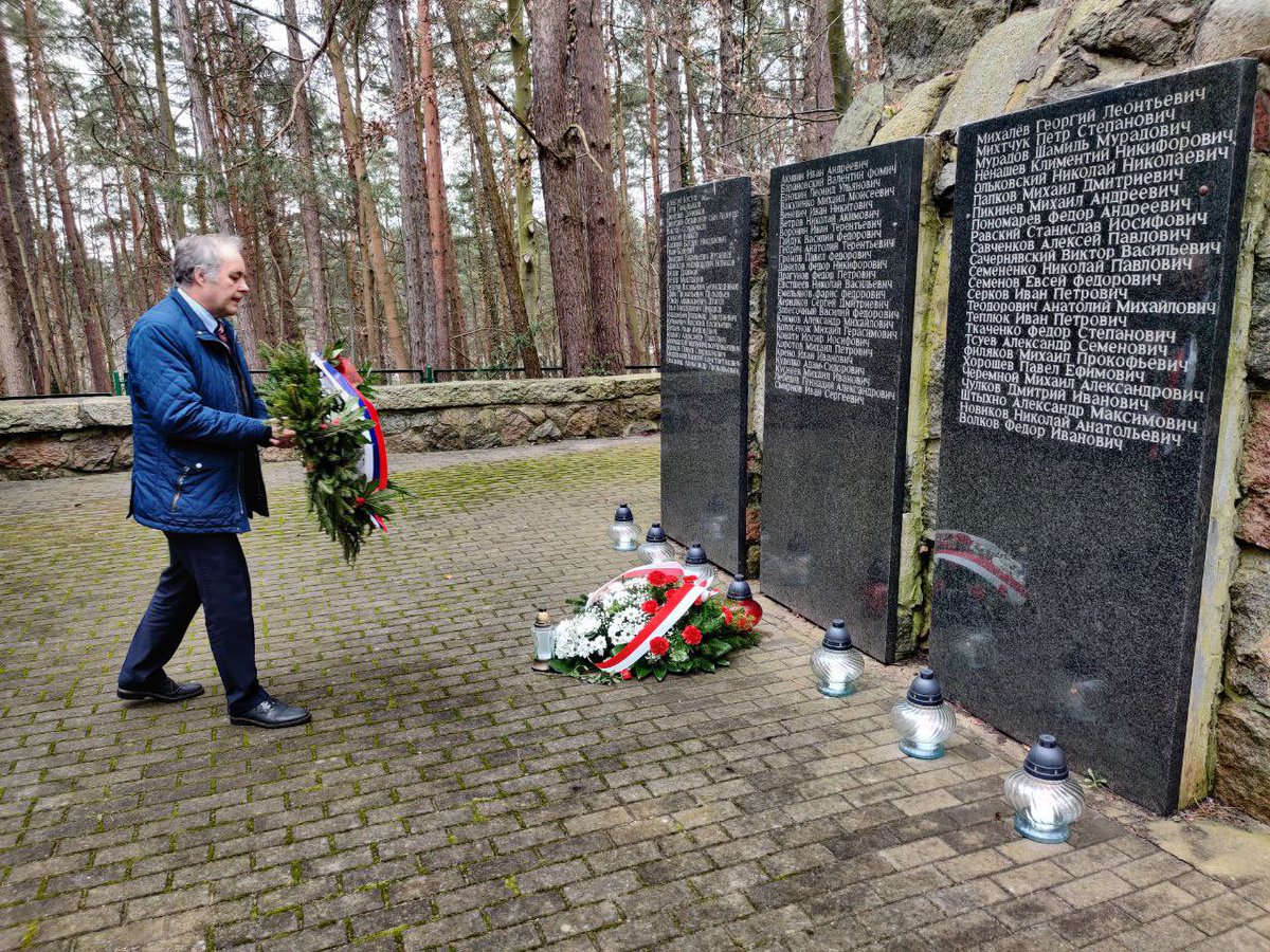 23 марта Генконсул С.В.Семенов и сотрудники Генконсульства России в Гданьске возложили венки на кладбище советских воинов в г. Сопот. 79 лет назад 932 бойца Красной Армии отдали жизни на этой земле во имя искоренения нацистского зла. Вечная им память🕯️ #освобождениеСопота