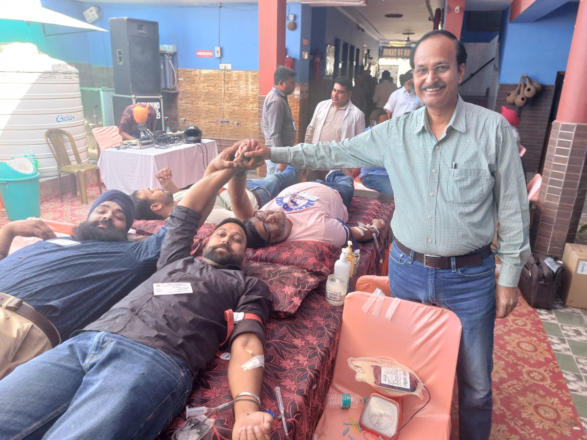 भारत विकास परिषद के द्वारा समस्या समाधान टीम और भगत सिंह राजगुरु सुखदेव दल के साथ सहयोग से संत हरि पब्लिक स्कूल मनीमाजरा में आज रक्तदान शिविर लगाया गया। जिसमें लगभग 70 लोगो ने रक्तदान किया।