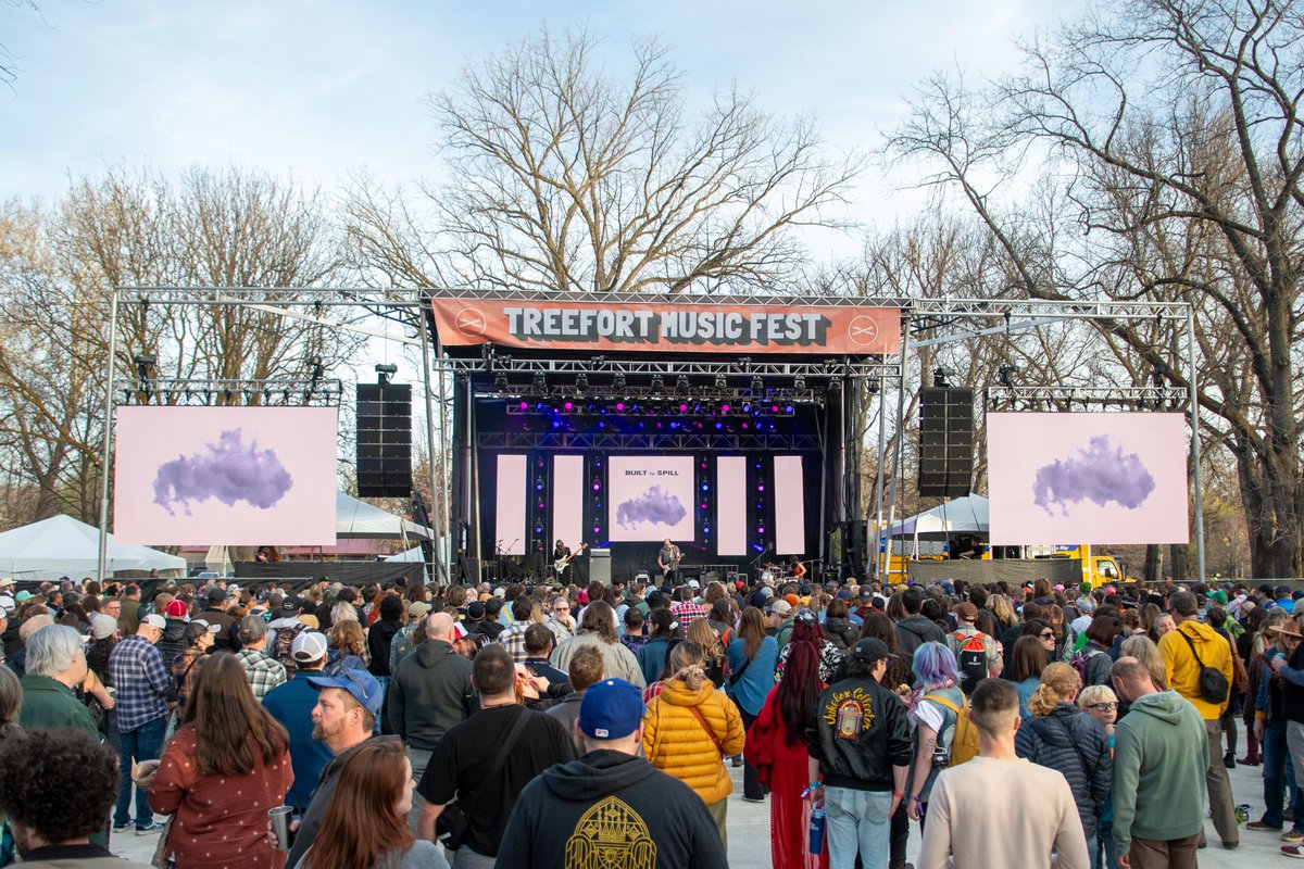 Welcome back to Boise, Melanie Radford (BA, music business, 2017), seen here rocking the main stage alongside Built to Spill at @treefortfest on March 21. Once a Bronco, always a Bronco 💙🧡 #BoiseState #BoiseStateMusic #Treefort2024