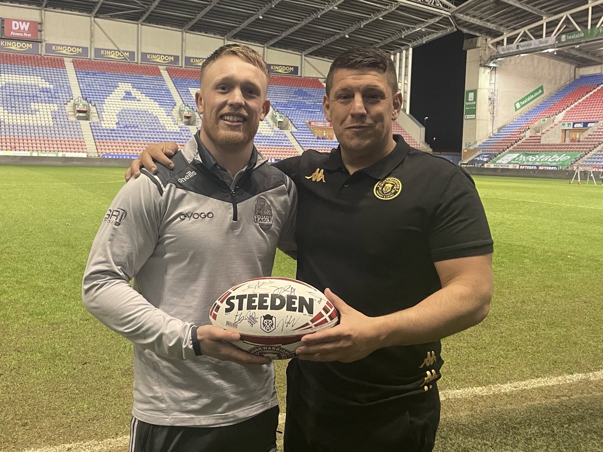 SheffieldEagles's tweet photo. 🙌🏼A huge thank you to Matt Peet and @WiganWarriorsRL for presenting @Coryaston6 with this ball last night for his son Vinnie. It came after Matt read a recent article about Vinnie’s rare Genetic Syndrome, which can be found by clicking below 👇

#StrongerTogether #40Years https://t.co/kmjYFdgIXQ
