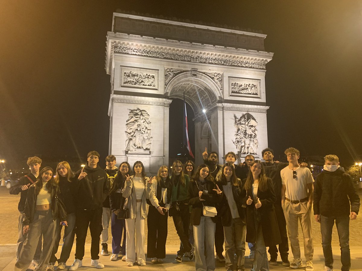 Fin de la 2ème journée dans les Catacombes de Paris et soirée aux Champs Élysées après la pizzeria le Vésuvio