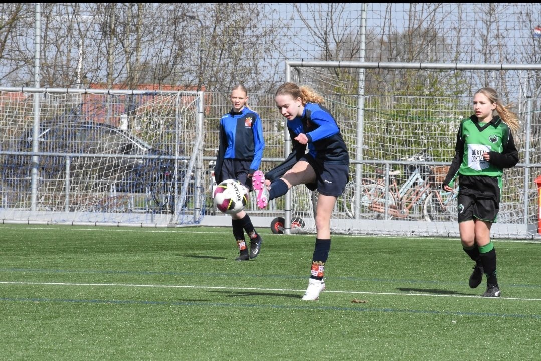 fcHarlingen's tweet photo. fc Harlingen MO13-2 en @fcbirdaard MO13-1 waren vandaag behoorlijk aan elkaar gewaagd! [3-4]

#meisjesvoetbal #fcharlingen #MO13 https://t.co/xLbgZg65zP