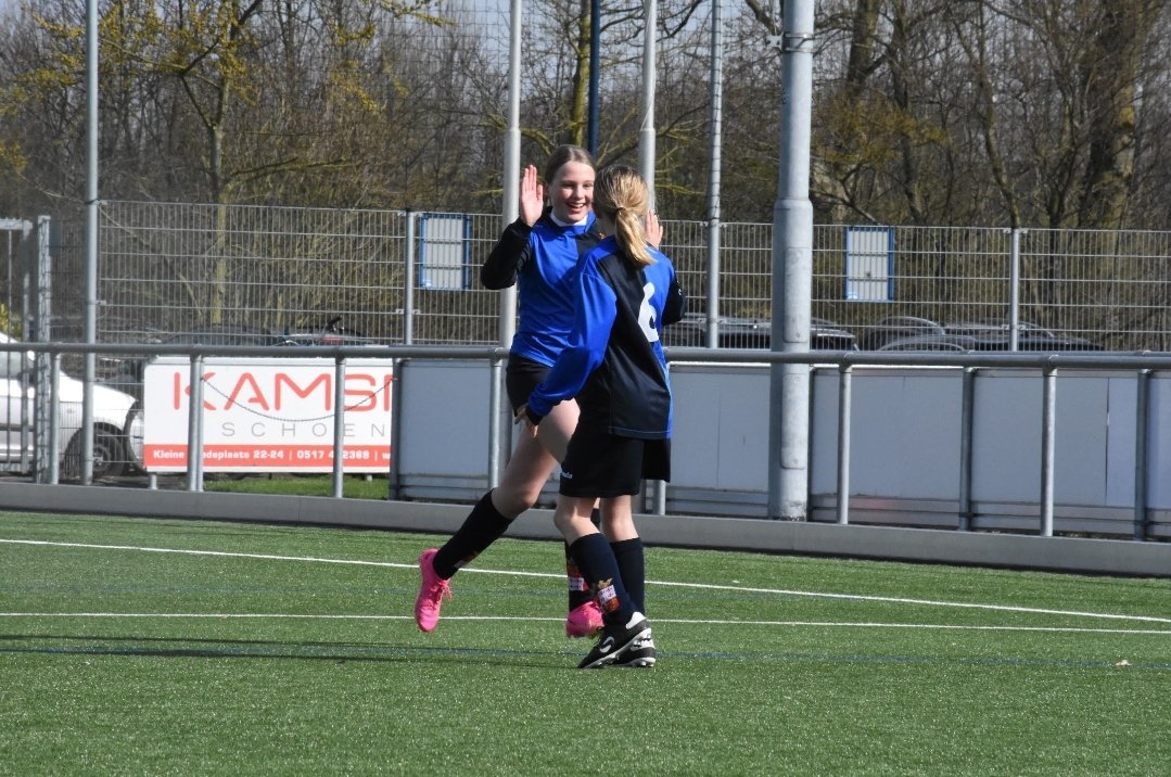 fcHarlingen's tweet photo. fc Harlingen MO13-2 en @fcbirdaard MO13-1 waren vandaag behoorlijk aan elkaar gewaagd! [3-4]

#meisjesvoetbal #fcharlingen #MO13 https://t.co/xLbgZg65zP