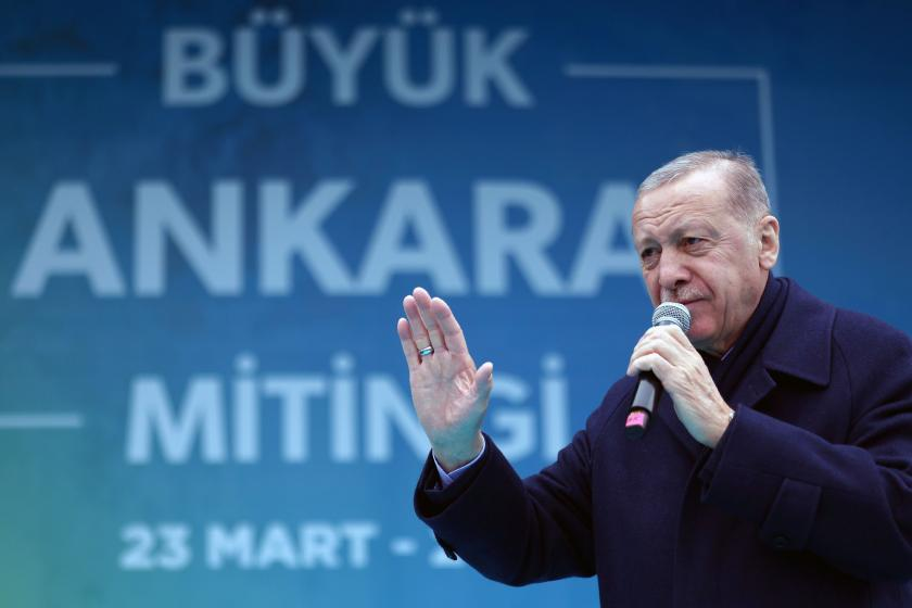 TurhanBozkurTV's tweet photo. 💡Adalet ve Kalkınma Partisi (AKP) lideri ve Cumhurbaşkanı Recep Tayyip Erdoğan, Ankara mitinginde emekliden hiç bahsetmedi.

🏧Demek ki "müjde" dedikleri promosyondan ibaretmiş. 

💳 Kamu bankalarının (Ziraat Bankası, Vakıfbank ve Halkbank) emekliye 3 yıllık maaş hesabı mukabilinde 8 bin TL ila 12 bin TL arasında promosyon vermesi tarihî müjde imiş.

🧓 #EmekliyeSeyyanenZam verilmedikçe 6 milyona yakın emekli açlık sınırının altında sefalete mahkûm.