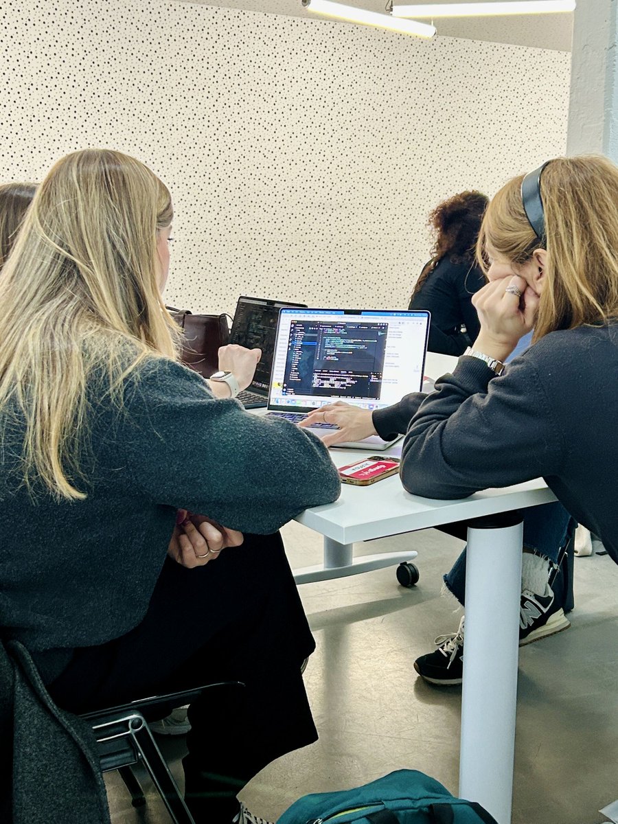 djangogirlsIT's tweet image. 🔥 Al via Django Girls Torino! Una giornata dedicata a scoprire la programmazione con Django e Python, del networking e della condivisione di esperienze da parte di chi già vive l'ambiente tech 👩💻
Grazie ai co-organizer @PythonTorino e alla splendida location @tlbxcoworking! 💘