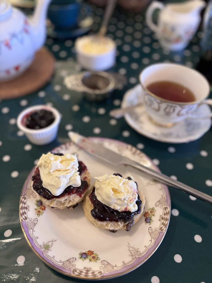 🎈🎈 Cream tea for lunch, youngest on the way home from Windsor 💂 games and meal later maybe, only day of the year family will play games with me 🤣 #SaturdayFeeling #weekendfun #BirthdayCelebration