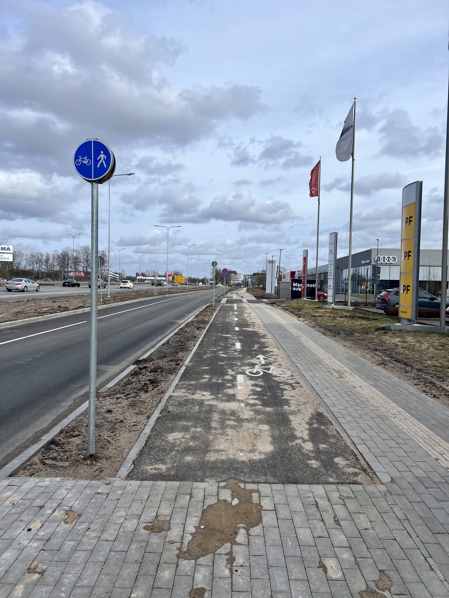 VeloBedres's tweet photo. Vai kāds jau ir ievērtējis jauno Rīgas velo ceļu gar Kārļa Ulmaņa gatvi?
@RigasDome kad ir plānots to uzkopt? https://t.co/WHsF5NXWPP