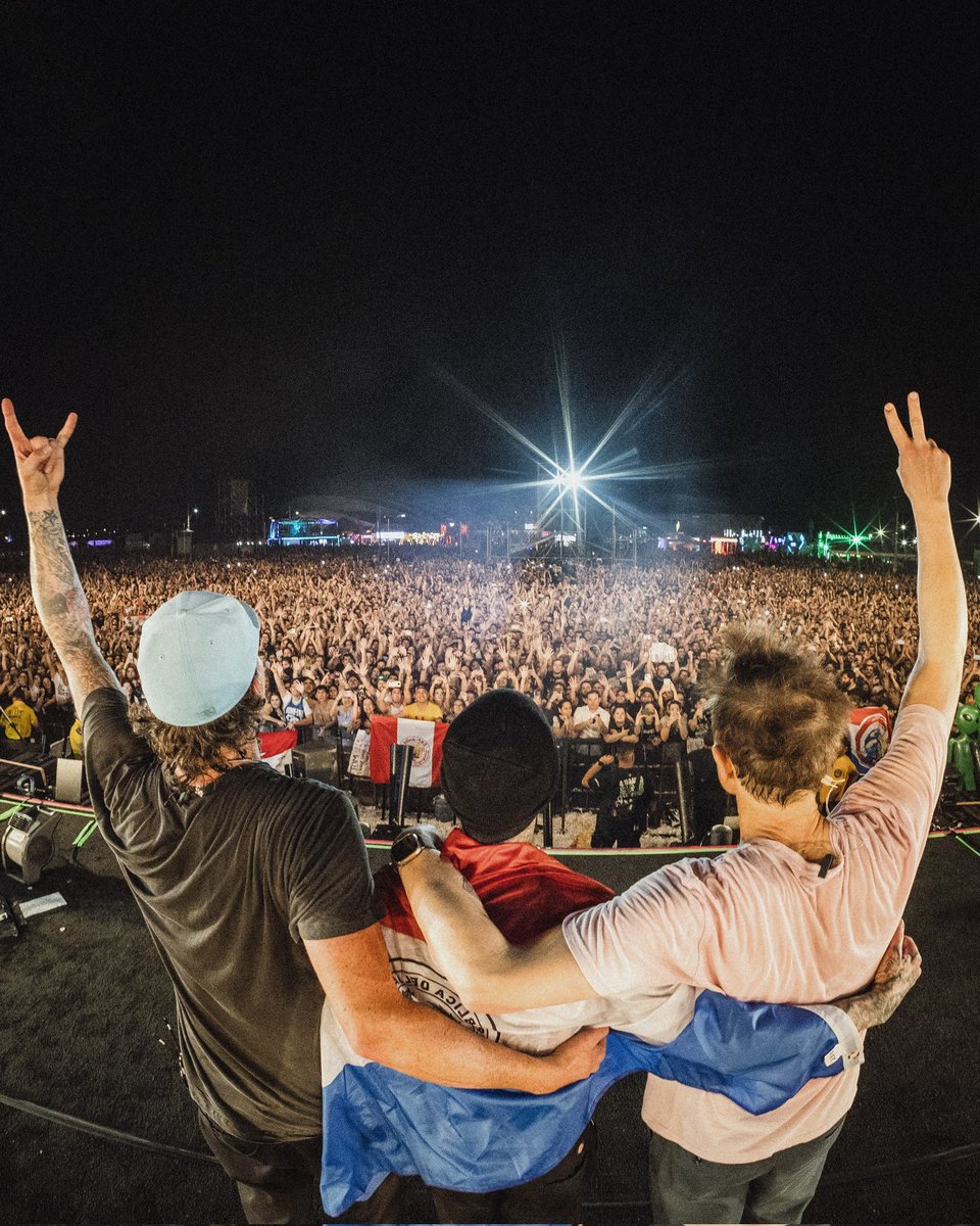blink182py's tweet image. blink-182 live at #Asuncionico2024 🇵🇾 Luque - Paraguay 19/03/2024
📸: @audiomassacre
facebook.com/share/p/AxjCsb…
