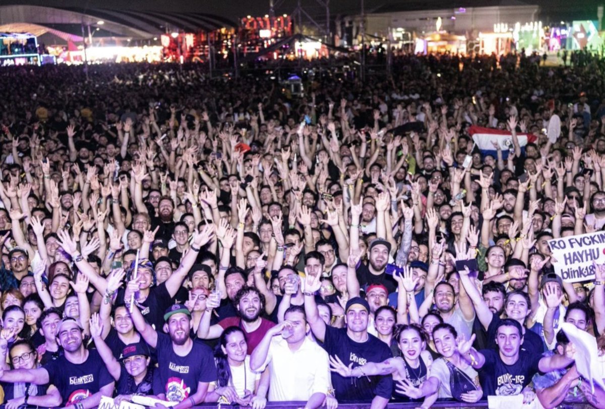blink182py's tweet image. blink-182 live at #Asuncionico2024 🇵🇾 Luque - Paraguay 19/03/2024
📸: @audiomassacre
facebook.com/share/p/AxjCsb…