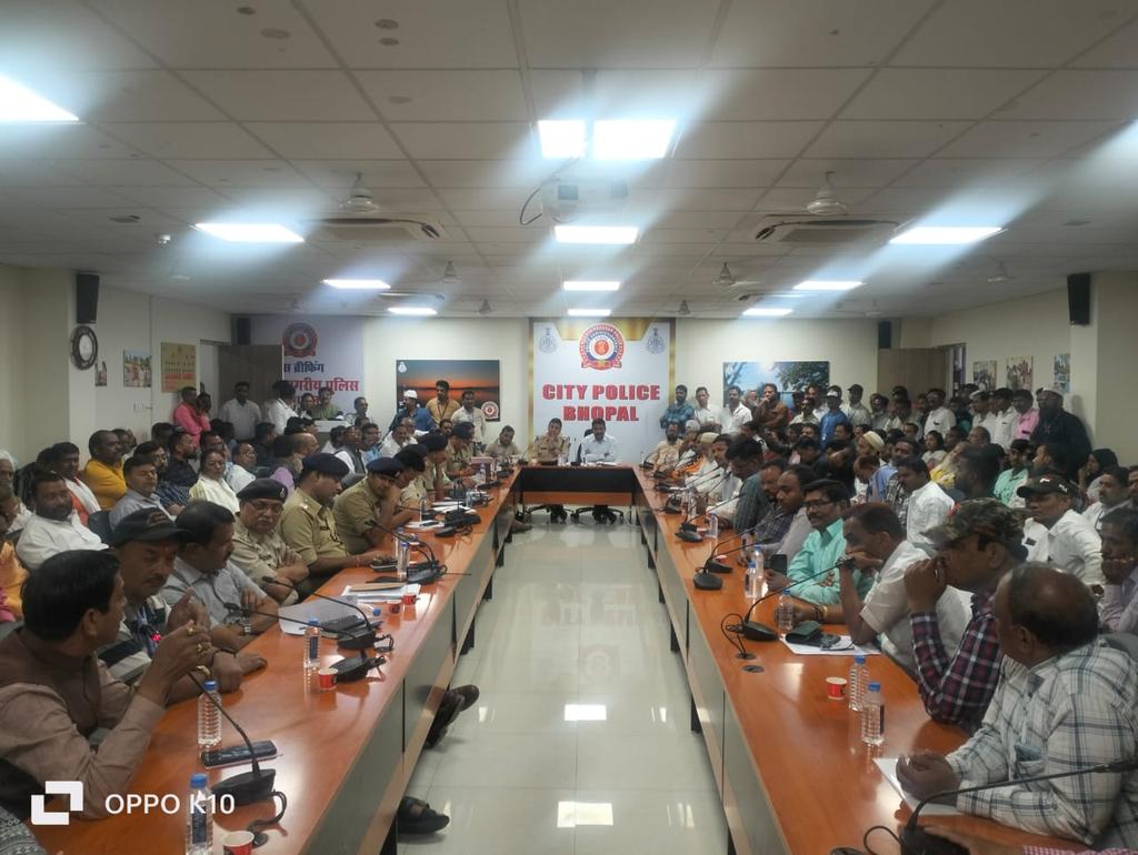 CP_Bhopal's tweet photo. पुलिस आयुक्त श्री @hariips द्वारा आगामी #होलिका_दहन,रंगपंचमी,चैत्र नवरात्र,रमजान,ई- उल- फितर त्यौहारों को दृष्टिगत रखते हुए धर्मगुरुओं के साथ #शांति_समिति की बैठक आयोजित की  साथ ही सौहार्दपूर्वक त्योहार मनाने की अपील की, बैठक में #भोपाल_पुलिस अधिकारी उपस्थित रहे। https://t.co/CKAVJ7ocii
